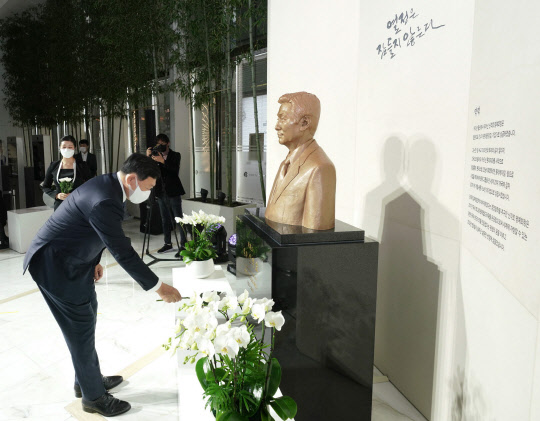 신격호 롯데그룹 창업주 흉상에 헌화하는 신동빈 롯데 회장. <롯데지주 제공>